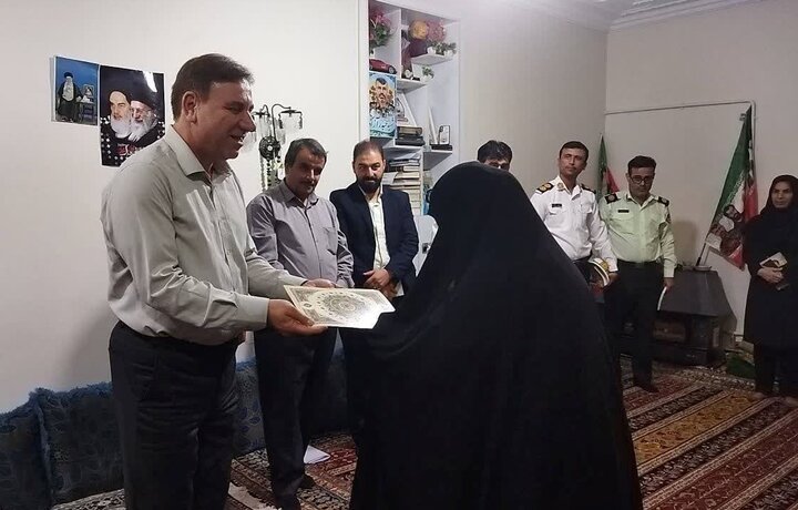استاندار بوشهر با خانواده شهید اخلاقی در جم دیدار کرد استاندار بوشهر با خانواده شهید اخلاقی در جم دیدار کرد