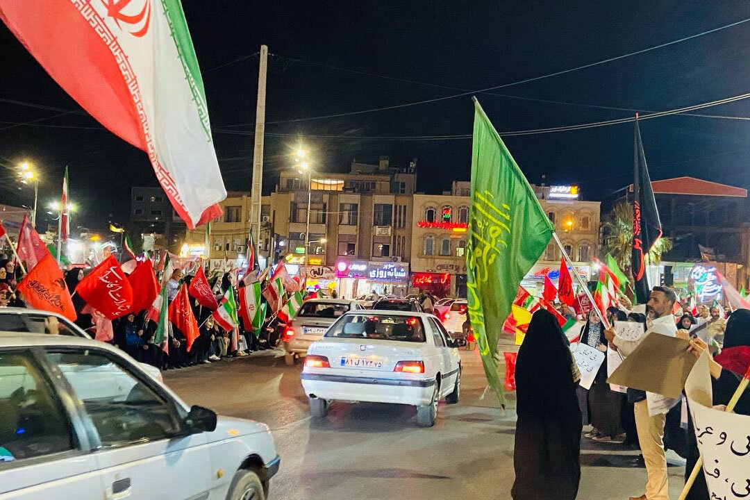 تداوم ایستادگی میدانداران کرمانی پای پرچم جمهوری اسلامی ایران