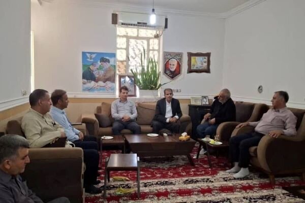 مسئولان بخش ارم با خانواده سردار شهید« موسوی رودفاریاب» دیدار کردند مسئولان بخش ارم با خانواده سردار شهید« موسوی رودفاریاب» دیدار کردند